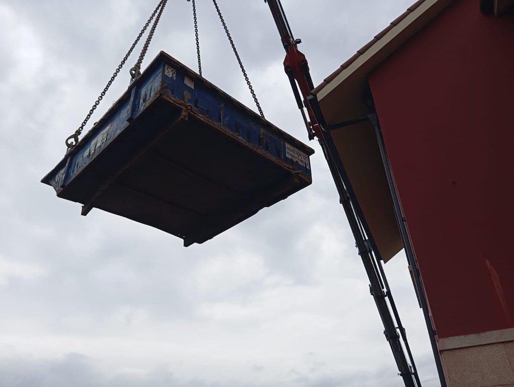 Foto 1 Avanza tu obra sin cortes: transporte de tierras y escombros de excavación en Porriño
