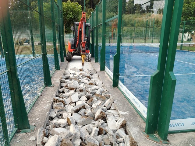 Demolición con martillo hidráulico en Porriño - Imagen 1