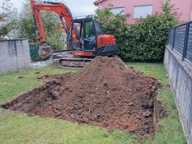 Excavación de piscinas particulares en fincas de Coya - Imagen 1