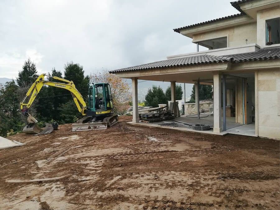 Movimiento de tierras junto a una vivienda en construcción en el área de Vigo