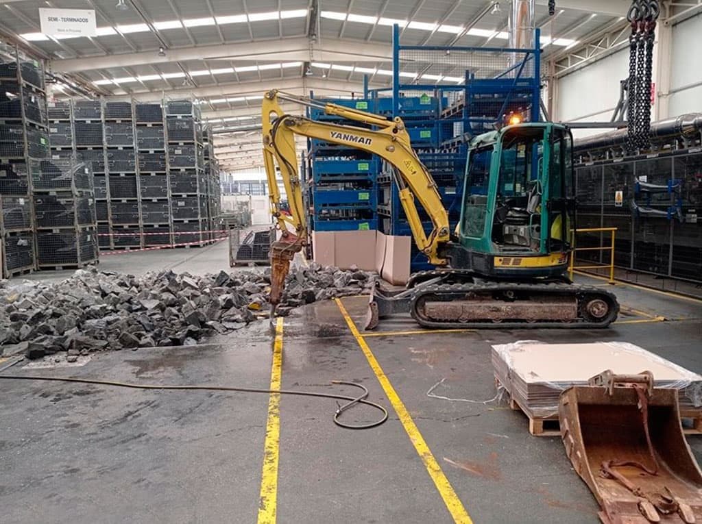 Miniexcavadora de Excavaciones Nigrán vaciando una parcela en Vigo