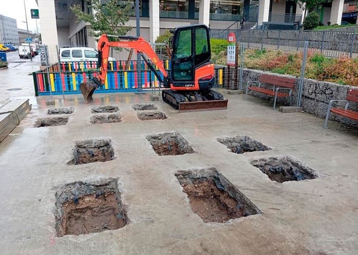 Trabajos de excavación y catas en un pavimento urbano de Vigo