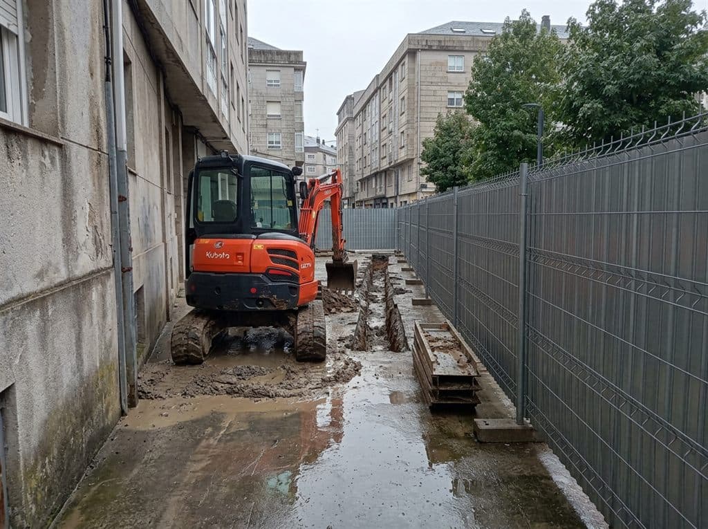 Miniexcavadora trabajando en una parcela urbana de acceso estrecho en Vigo