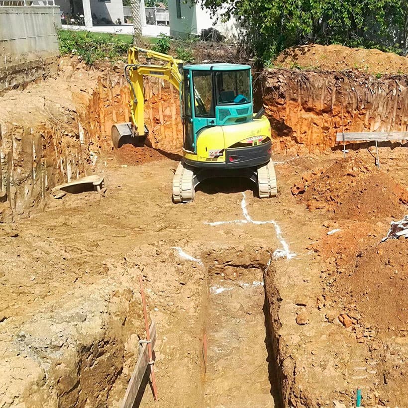 Excavación de zapatas de cimentación en una parcela del área de Vigo