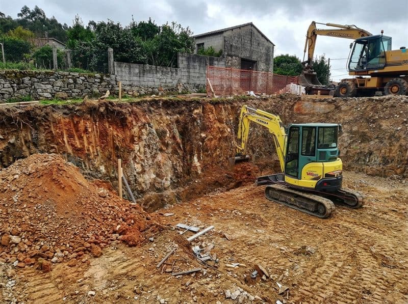 Relleno y vaciado de una parcela con maquinaria de Excavaciones Nigrán