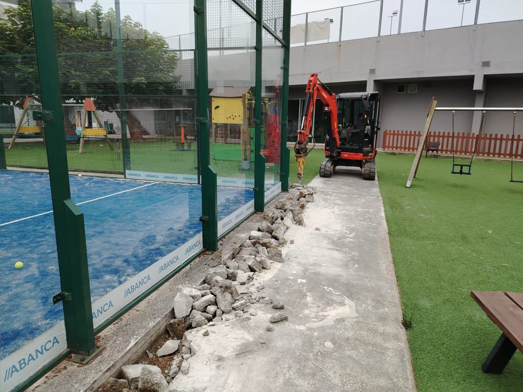 Retroexcavadora de Excavaciones Nigrán en el vaciado de una parcela en Nigrán