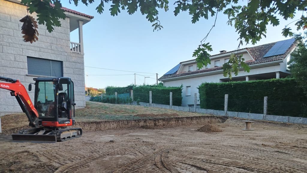 Zanja abierta con miniexcavadora en una obra de Baiona