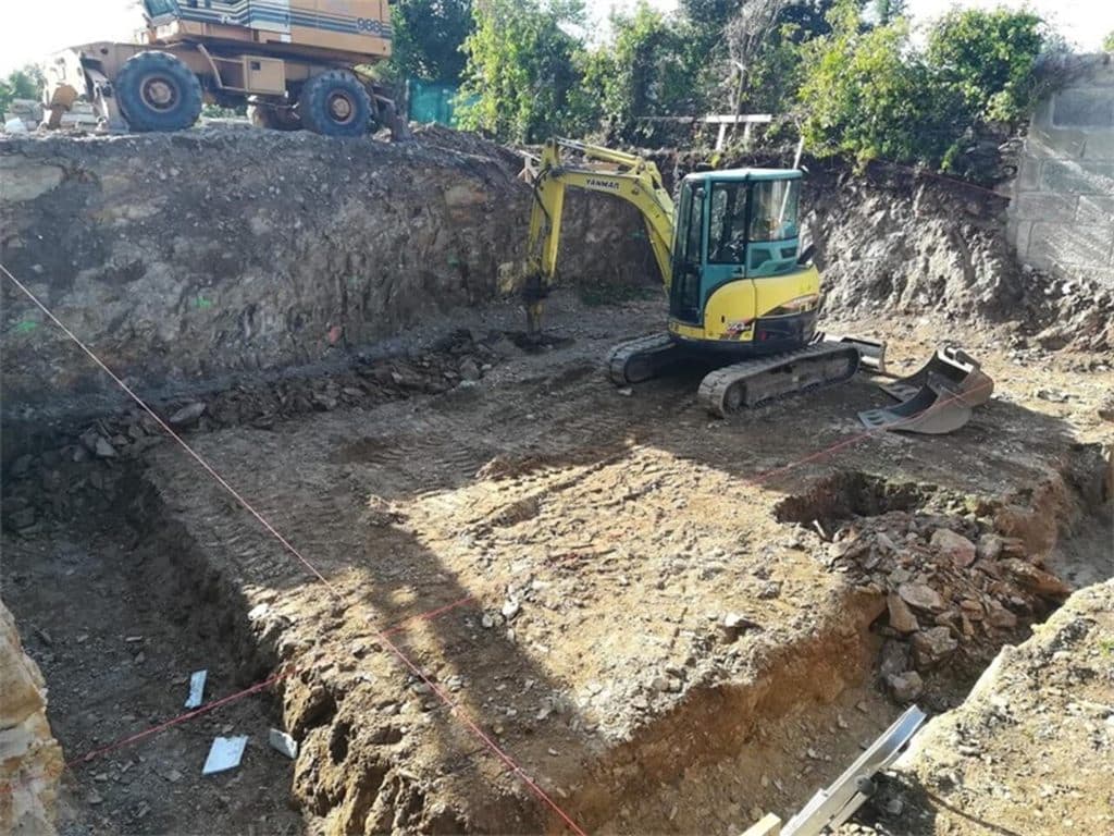Excavación y movimiento de tierras en una parcela de Nigrán con maquinaria propia