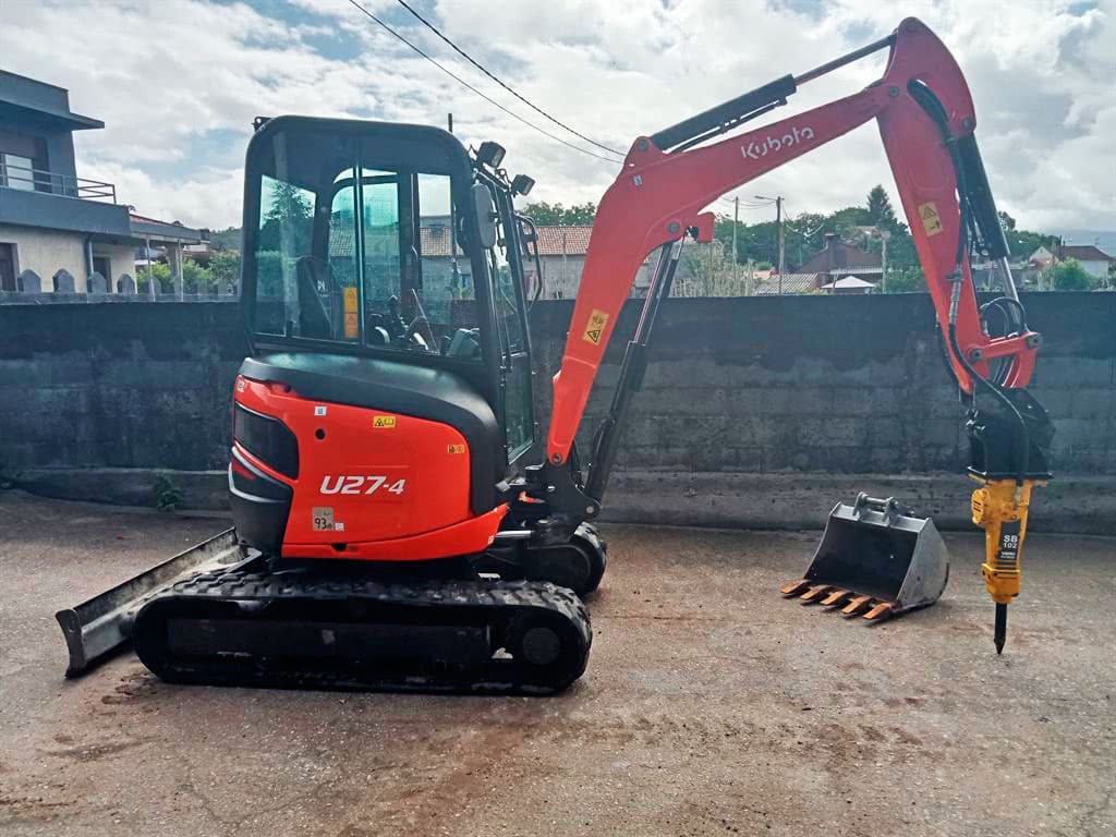 Miniexcavadora propia de Excavaciones Nigrán con cazo y martillo picador
