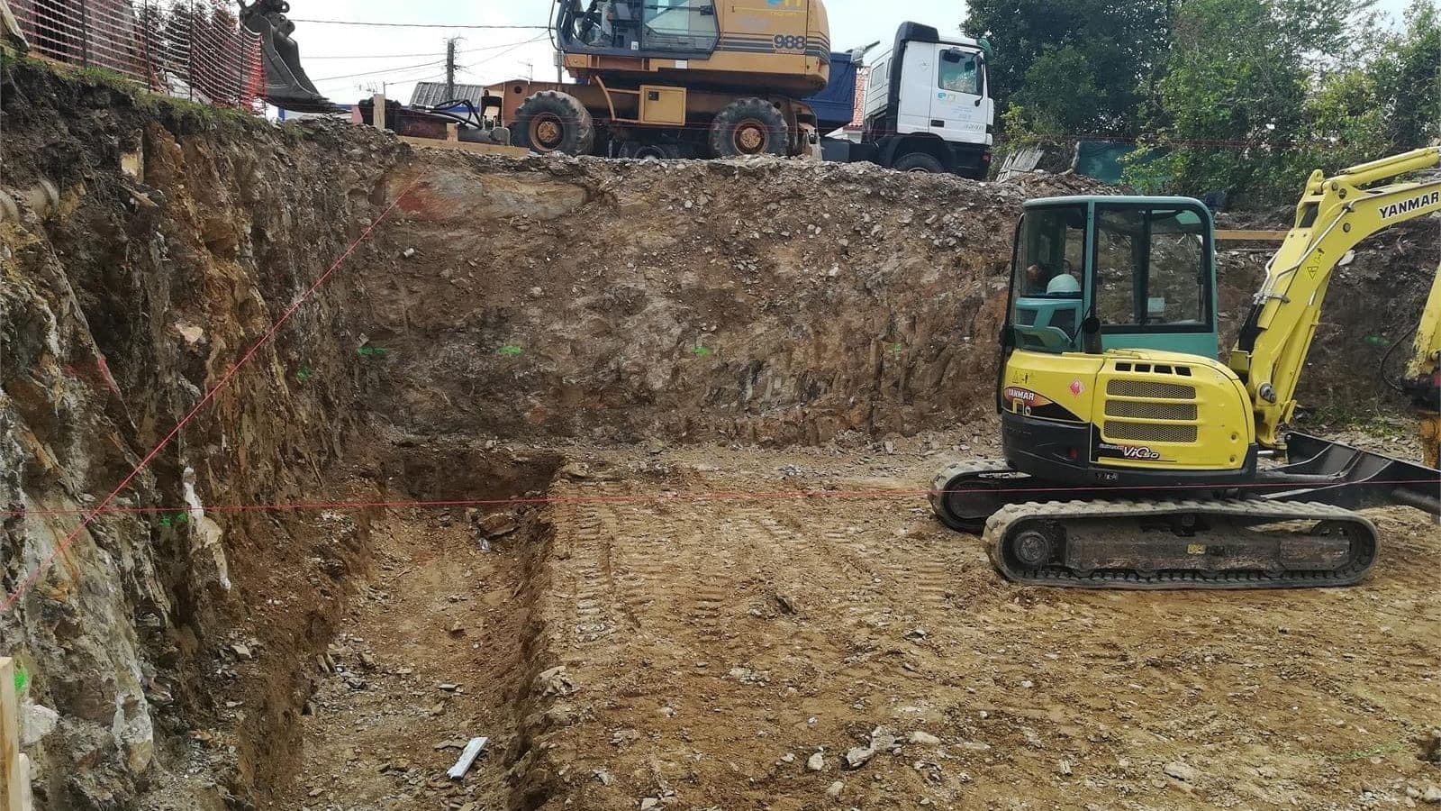 Excavación y preparación del terreno para una obra en Nigrán