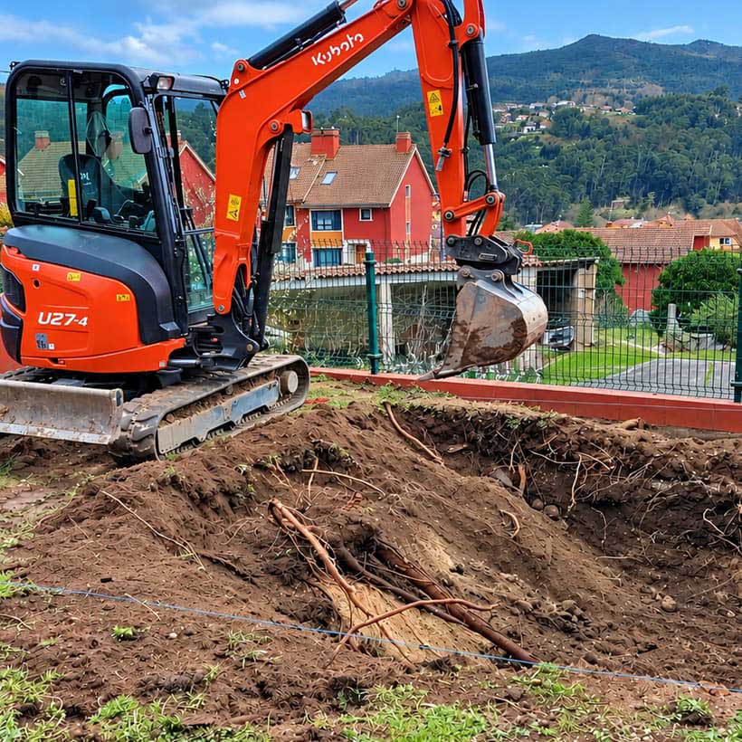 Miniexcavadora Kubota de Excavaciones Nigrán abriendo una zanja en una parcela de Nigrán
