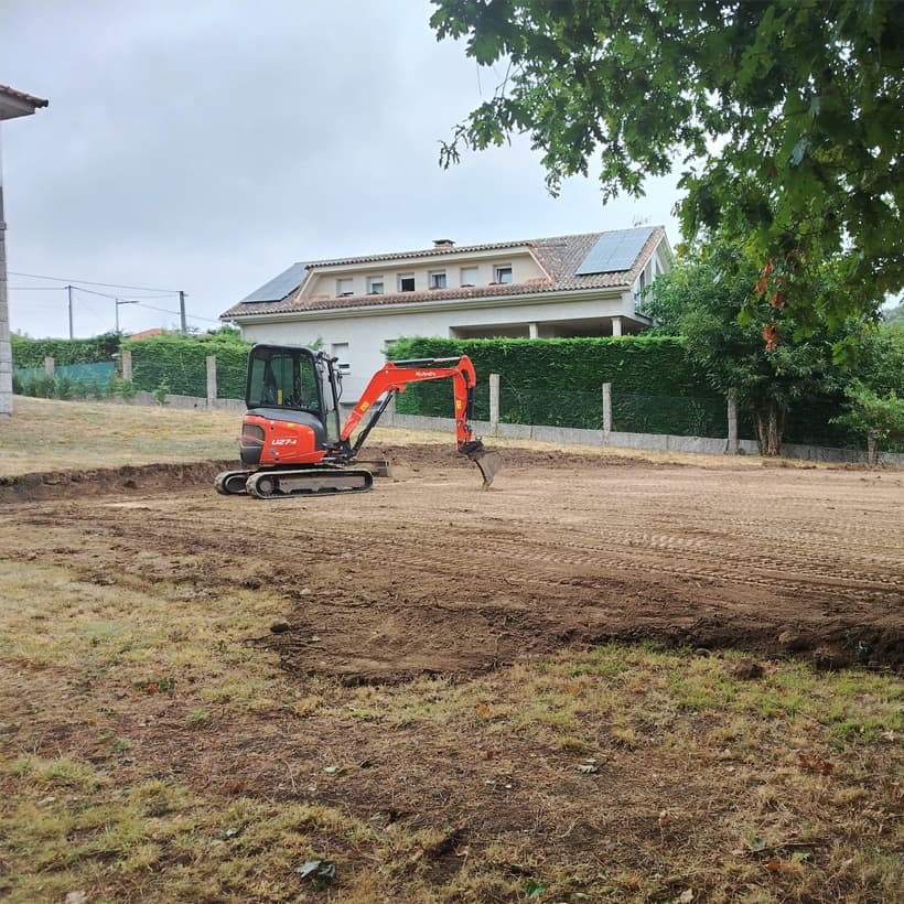 Terreno nivelado por Excavaciones Nigrán tras un movimiento de tierras en Nigrán