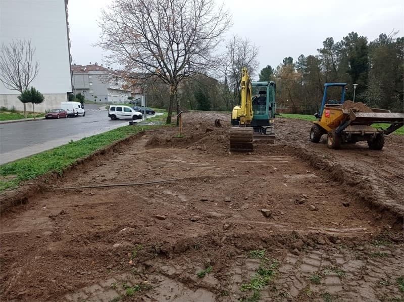 Camión dumper cargando tierras en una obra de movimiento de tierras en Vigo