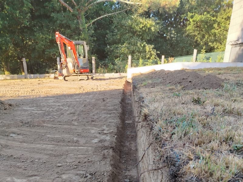 Zanjas de cimentación y saneamiento excavadas en una parcela del área de Vigo