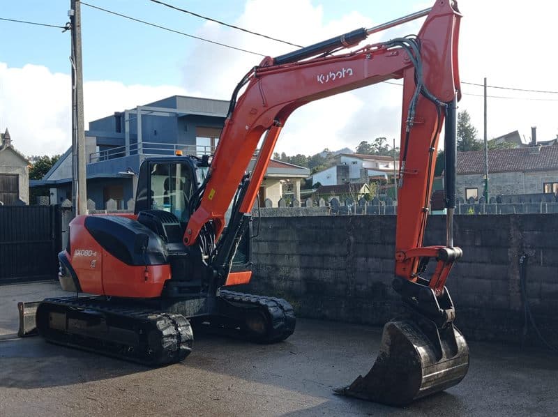 Retro-excavadora de cadenas de Excavaciones Nigrán lista para salir a obra