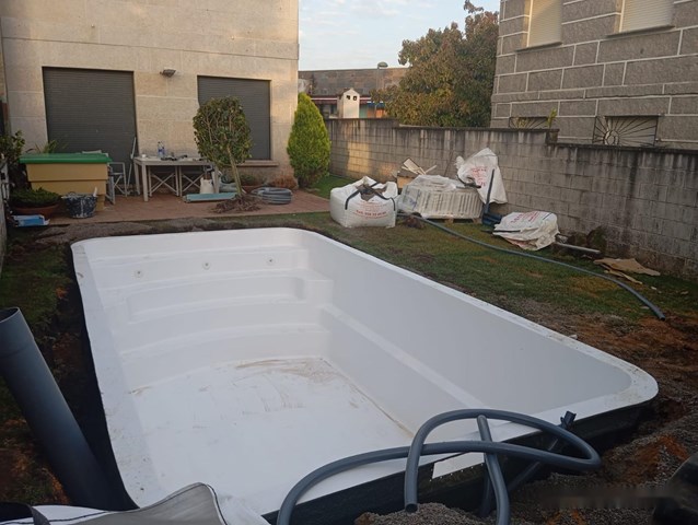 Preparamos el terreno para piscina y jardín en Tomiño - Imagen 1