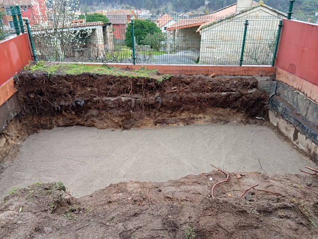 Resolvemos la adecuación de acceso y excavación de piscina en fincas estrechas de Mos - Imagen 1